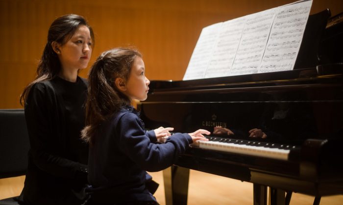 ABRSM brand images (32) Young girl, teacher, piano, lesson, keys, Beijing,